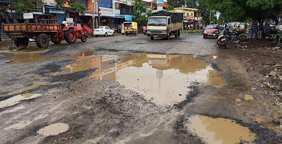ಔರಾದ್ ಪಟ್ಟಣದ ಮುಖ್ಯರಸ್ತೆ ಹಾಳಾಗಿರುವುದು