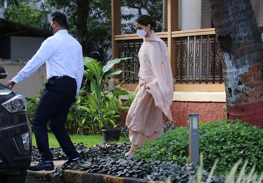 ವಿಚಾರಣೆಗೆ ಹಾಜರಾದ ನಂತರ ಬಾಲಿವುಡ್‌ ನಟಿ ದೀಪಿಕಾ ಪಡುಕೋಣೆ ಎನ್‌ಸಿಬಿ ಕಚೇರಿಯಿಂದ ತೆರಳಿದರು –ರಾಯಿಟರ್ಸ್‌ ಚಿತ್ರ