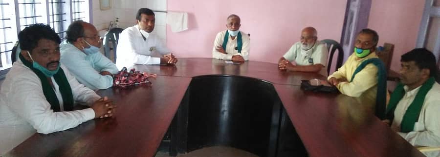 ಸೊರಬದಲ್ಲಿ ಶನಿವಾರ ಪ್ರಗತಿಪರ ಸಂಘಟನೆಗಳು ಹಮ್ಮಿಕೊಂಡಿದ್ದ ಪೂರ್ವಭಾವಿ ಸಭೆಯಲ್ಲಿ ಸಂಘಟನೆ ತಾಲ್ಲೂಕು ಸಂಚಾಲಕ ರಾಜಪ್ಪ ಮಾಸ್ತರ್ ಮಾತನಾಡಿದರು.