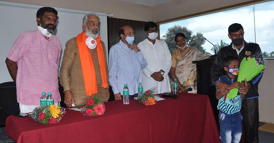 ಶಿಕ್ಷಣ ನೀತಿ ಕುರಿತ ಸಂವಾದ ಸಮಾರಂಭದಲ್ಲಿ ಶೈಕ್ಷಣಿಕ ದಿಕ್ಸೂಚಿ ಮತ್ತು ಸುಧಾರಣಾ ಸಮಿತಿ ರಾಜ್ಯ ಘಟಕದ ಅಧ್ಯಕ್ಷ ಡಾ.ಸುಧಾಕರ ಹೊಸಳ್ಳಿ 2ನೇ ತರಗತಿ ಸರ್ಕಾರಿ ವಿದ್ಯಾರ್ಥಿ ಧ್ರುವನನ್ನು ಶೈಕ್ಷಣಿಕವಾಗಿ ದತ್ತು ಸ್ವೀಕಾರ ಮಾಡಿದರು