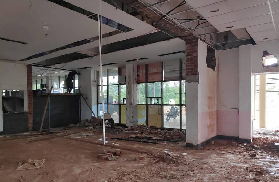 ಹುಬ್ಬಳ್ಳಿ ವಿಮಾನ ನಿಲ್ದಾಣದ ಹಳೆ ಕಟ್ಟಡದಲ್ಲಿ ನಡೆಯುತ್ತಿರುವ ಕಾರ್ಗೊ ಕಚೇರಿಯ ಕಾಮಗಾರಿ