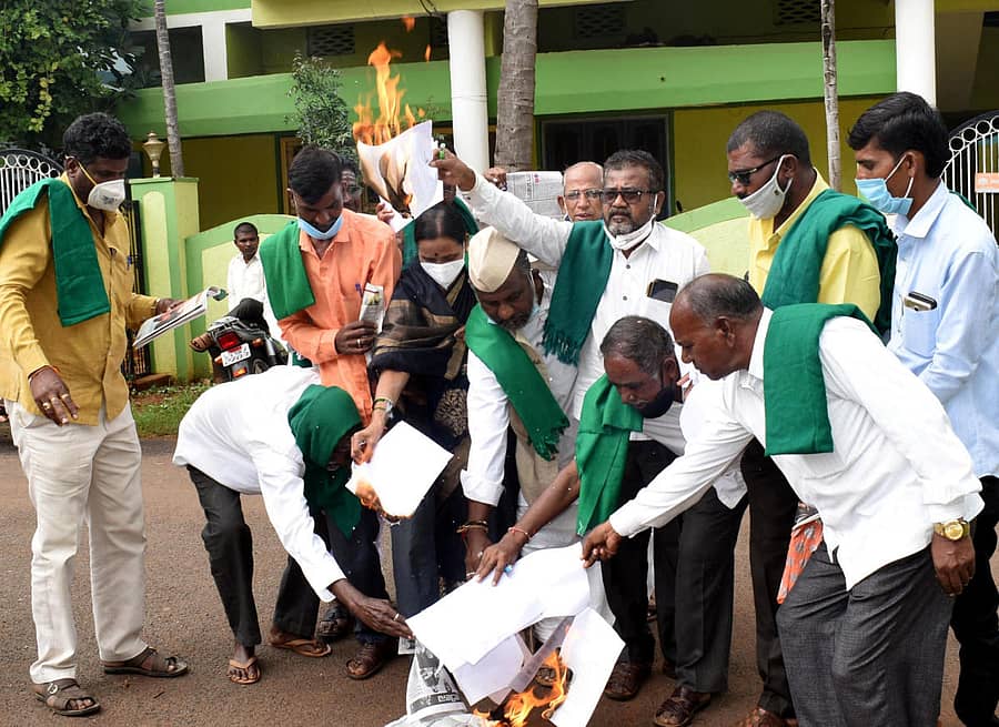 ವಿವಿಧ ಕಾಯ್ದೆಗಳ ತಿದ್ದುಪಡಿ ವಿರೋಧಿಸಿ ಬೀದರ್ನಲ್ಲಿ ಶನಿವಾರ ಸಂಸದ ಭಗವಂತ ಖೂಬಾ ಅವರ ಮನೆ ಎದುರು ಪ್ರತಿಭಟನೆ ನಡೆಸಿದ ಕರ್ನಾಟಕ ರಾಜ್ಯ ರೈತ ಸಂಘ ಹಾಗೂ ಹಸಿರು ಸೇನೆ ಕಾರ್ಯಕರ್ತರು ಕನಿಷ್ಠ ಬೆಂಬಲ ಬೆಲೆಯಲ್ಲಿ ಉದ್ದು ಹಾಗೂ ಹೆಸರು ಖರೀದಿ ಆದೇಶ ಪ್ರತಿಯನ್ನು ಸುಟ್ಟು ಹಾಕಿದರು