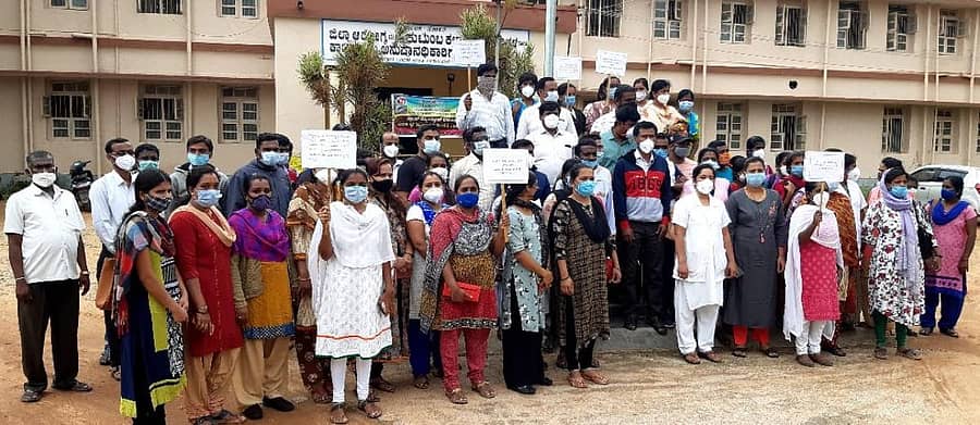 ಸೇವೆ ಕಾಯಂಗೊಳಿಸುವಂತೆ ಒತ್ತಾಯಿಸಿ ರಾಜ್ಯ ಆರೋಗ್ಯ ಮತ್ತು ಕುಟುಂಬ ಕಲ್ಯಾಣ, ವೈದ್ಯಕೀಯ ಶಿಕ್ಷಣ ಗುತ್ತಿಗೆ ಹಾಗೂ ಹೊರಗುತ್ತಿಗೆ ನೌಕರರ ಸಂಘದ ಸದಸ್ಯರು ಕೋಲಾರದಲ್ಲಿ ಶನಿವಾರ ಧರಣಿ ನಡೆಸಿದರು.