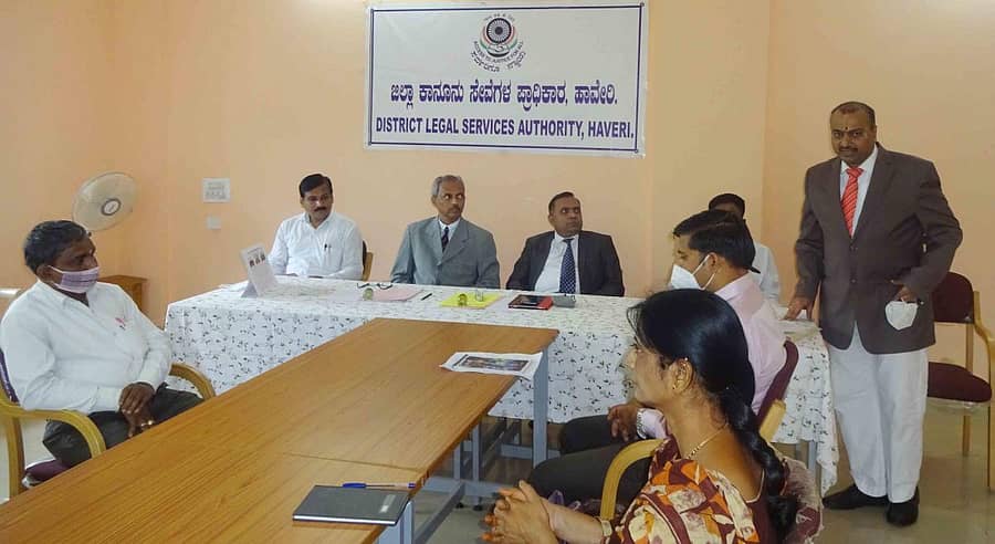 ಹಾವೇರಿಯ ಜಿಲ್ಲಾ ಕಾನೂನು ಸೇವೆಗಳ ಪ್ರಾಧಿಕಾರದ ಸಭಾಭವನದಲ್ಲಿ ಶನಿವಾರ ‘ರಾಷ್ಟ್ರೀಯ ಕಾನೂನು ಸೇವೆಗಳ ಪ್ರಾಧಿಕಾರದ ಬಡತನ ನಿರ್ಮೂಲನಾ ಯೋಜನೆ-2015’ ಕುರಿತ ತರಬೇತಿ ಕಾರ್ಯಕ್ರಮ ನಡೆಯಿತು 