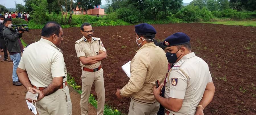 ಬೆಳಗಾವಿ ತಾಲ್ಲೂಕಿನ ಮಚ್ಚೆ ಗ್ರಾಮದ ಲಕ್ಷ್ಮಿ ನಗರದ ಹೊರವಲಯದಲ್ಲಿ ಶನಿವಾರ ಕೊಲೆಯಾದ ಸ್ಥಳಕ್ಕೆ ನಗರ ಪೊಲೀಸ್ ಆಯುಕ್ತ ತ್ಯಾಗರಾಜನ್‌ ಭೇಟಿ ನೀಡಿ ಮಾಹಿತಿ ಪಡೆದರು