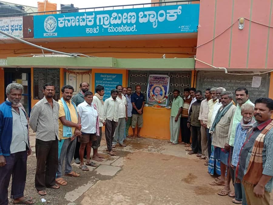 ಮಂಚನಬಲೆ ಗ್ರಾಮಸ್ಥರು ಗಾಯಕ ಎಸ್.ಪಿ. ಬಾಲಸುಬ್ರಹ್ಮಣ್ಯಂ ಅವರಿಗೆ ಶ್ರದ್ಧಾಂಜಲಿ ಸಲ್ಲಿಸಿದರು.