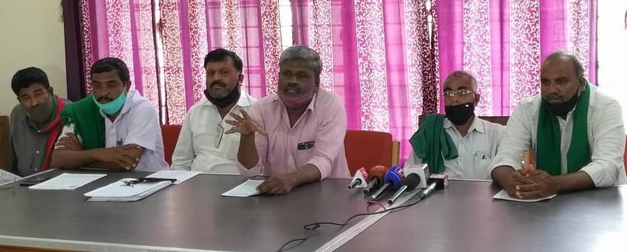 ಸಭೆಯ ಬಳಿಕ ವಿವಿಧ ಸಂಘಟನೆಗಳ ಮುಖಂಡರು ಪತ್ರಿಕಾಗೋಷ್ಠಿ ನಡೆಸಿ ಕರ್ನಾಟಕ ಬಂದ್ ಬಗ್ಗೆ ಮಾಹಿತಿ ನೀಡಿದರು