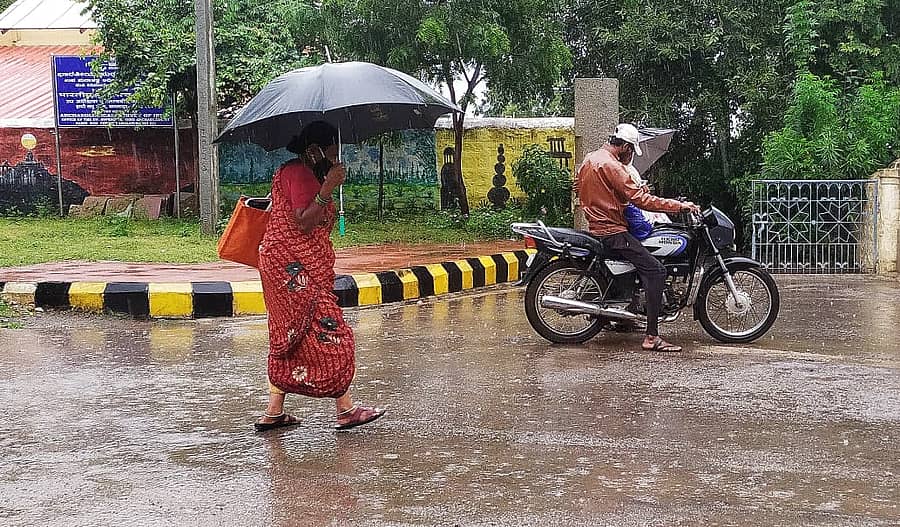 ಹೊಸಪೇಟೆಯಲ್ಲಿ ಮಳೆ ಸುರಿಯುತ್ತಿರುವುದು