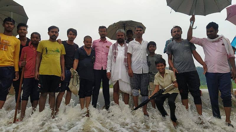 ಯರಗೋಳ ಗ್ರಾಮದ ದೊಡ್ಡ ಕೆರೆ ತುಂಬಿ ಕೋಡಿ ಬಿದ್ದಿದೆ