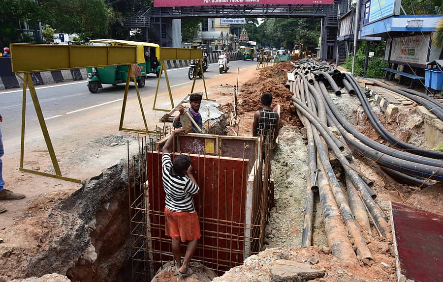 ಬೆಂಗಳೂರು ನಗರದ ಕಸ್ತೂರಬಾ ರಸ್ತೆ ಬಳಿ ಸ್ಮಾರ್ಟ್ಸಿಟಿ ಯೋಜನೆ ಅಡಿ ಕೈಗೆತ್ತಿಕೊಂಡಿರುವ ಟೆಂಡರ್ಶ್ಯೂರ್ ಮಾದರಿಯ ಕಾಮಗಾರಿ – ಪ್ರಜಾವಾಣಿ ಚಿತ್ರ/ ಇರ್ಷಾದ್ ಮಹಮ್ಮದ್