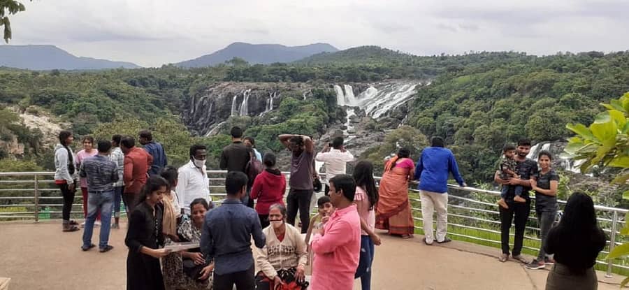 ಕೊಳ್ಳೇಗಾಲ ತಾಲ್ಲೂಕಿನ ಶಿವನಸಮುದ್ರದಲ್ಲಿರುವ ಭರಚುಕ್ಕಿ ಜಲಪಾತ ವೀಕ್ಷಣೆಗೆ ಬರುವ ಪ್ರವಾಸಿಗರ ಸಂಖ್ಯೆಯಲ್ಲಿ ಹೆಚ್ಚಳವಾಗಿದೆ