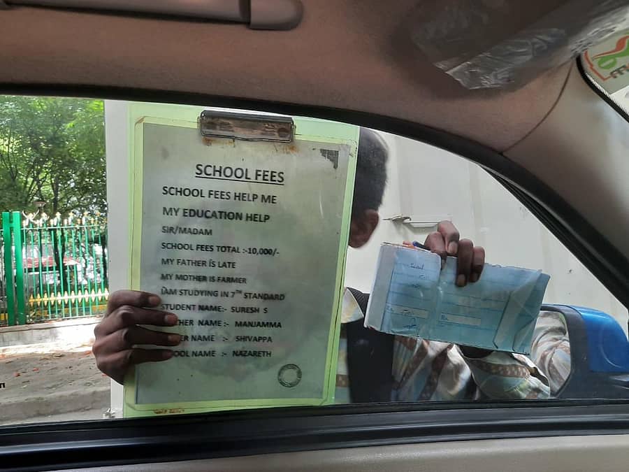 ಶಿಕ್ಷಣಕ್ಕೆ ನೆರವು ಬೇಕು ಎಂದು ಸಾರ್ವಜನಿಕರಲ್ಲಿ ಕೇಳುತ್ತಿರುವ ಬಾಲಕ 