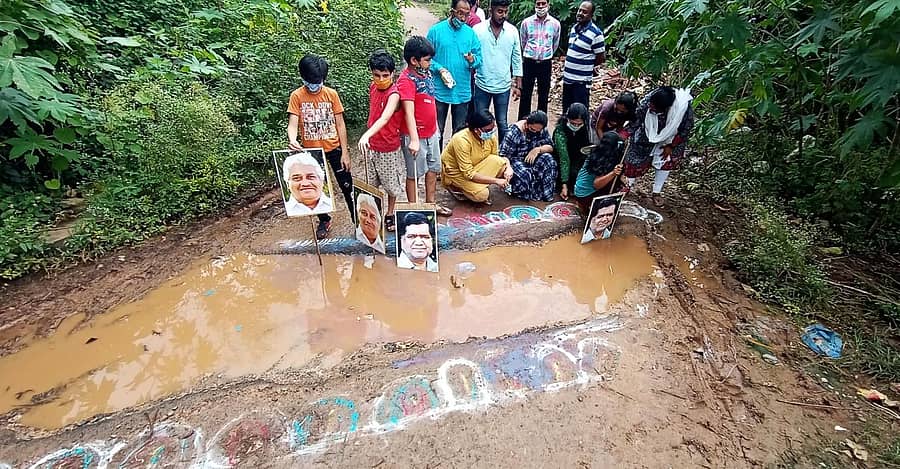 ವಿದ್ಯಾವನ ಕಾಲೊನಿ ರಸ್ತೆ ಗುಂಡಿ ಸುತ್ತ ಸ್ಥಳೀಯರು ರಂಗೋಲಿ ಬಿಡಿಸಿ, ಸಚಿವ ಜಗದೀಶ ಶೆಟ್ಟರ್ ಹಾಗೂ ಬಿಜೆಪಿ ಮುಖಂಡ ಮಹೇಶ ಬುರ್ಲಿ ಅವರ ಭಾವಚಿತ್ರವಿಟ್ಟು ಪ್ರತಿಭಟಿಸಿದರು