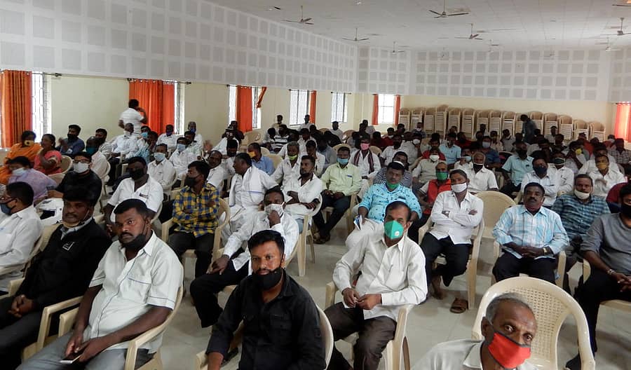 ಹಾಸನದ ಡಾ.ಬಿ.ಆರ್. ಅಂಬೇಡ್ಕರ್ ಭವನದಲ್ಲಿ ಭಾನುವಾರ ಕರೆದಿದ್ದ ‘ಒಳ ಮೀಸಲಾತಿ ಒಡಲಾಳ ಪೂರ್ವಭಾವಿ ಚಿಂತನಾ ಸಭೆ’ಯಲ್ಲಿ ಭಾಗವಹಿಸಿದ್ದ ವಿವಿಧ ಸಂಘಟನೆಗಳ ಮುಖಂಡರು.