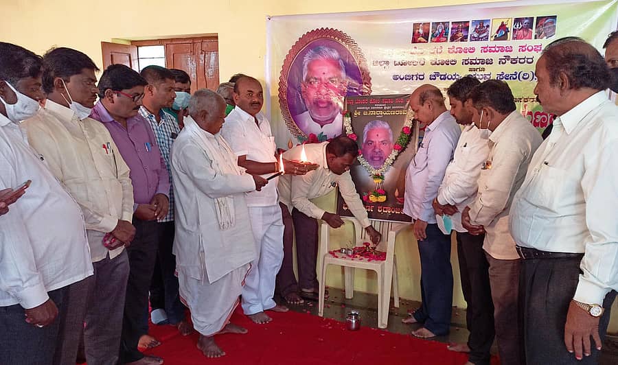 ಬೀದರ್‌ನ ಲಾಡಗೇರಿಯಲ್ಲಿ ಭಾನುವಾರ ಬಸವಕಲ್ಯಾಣ ಶಾಸಕ ಬಿ. ನಾರಾಯಣರಾವ್ ಅವರ ಭಾವಚಿತ್ರಕ್ಕೆ ಜಿಲ್ಲಾ ಟೋಕರೆ ಕೋಲಿ ಸಮಾಜ ಸಂಘದ ಜಿಲ್ಲಾ ಘಟಕದ ಅಧ್ಯಕ್ಷ ಜಗನ್ನಾಥ ಜಮಾದಾರ ಹಾಗೂ ಹಿರಿಯ ಮುಖಂಡ ನಾರಾಯಣರಾವ್ ಭಂಗಿ ಪೂಜೆ ನೆರವೇರಿಸಿದರು