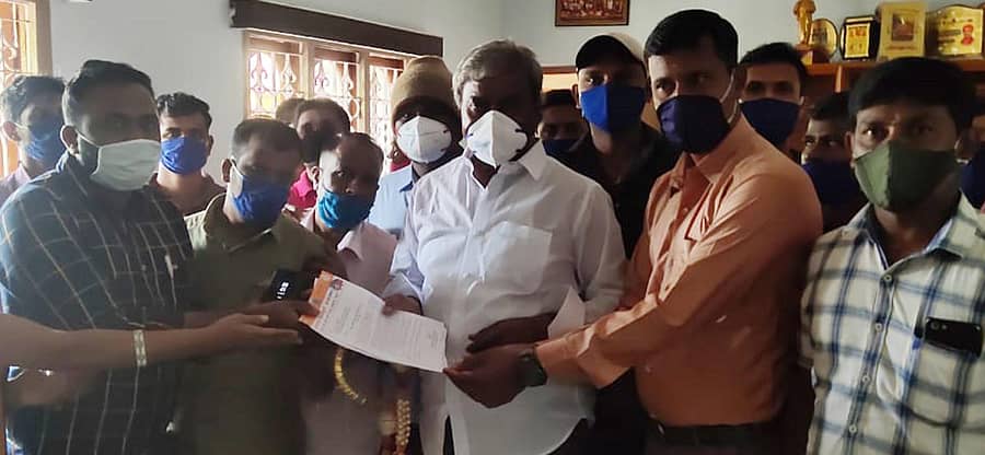 ಕೆಎಸ್ಆರ್ಟಿಸಿ ಮೂಲಕ ಘಟಕಕ್ಕೆ ಅಗತ್ಯವಿರುವ ಸೌಲಭ್ಯ ಕಲ್ಪಿಸಬೇಕು ಎಂದು ಸಂಸ್ಥೆಯ ನೌಕರರು ಕೆಎಸ್ಆರ್ಟಿಸಿ ಬೆಂಗಳೂರು ವಿಭಾಗದ ಅಧ್ಯಕ್ಷ ಎಂ.ಚಂದ್ರಪ್ಪ ಅವರಿಗೆ ಭಾನುವಾರ ಮನವಿ ಸಲ್ಲಿಸಿದರು