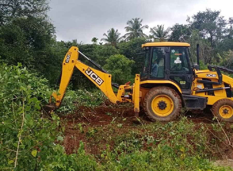 ಬಾಗೂರು ಗ್ರಾಮದಲ್ಲಿ ಸರ್ಕಾರಿ ಜಮೀನನ್ನು ಜೆಸಿಬಿ ಬಳಸಿ ಅಚ್ಚುಕಟ್ಟು ಮಾಡುತ್ತಿರುವುದು