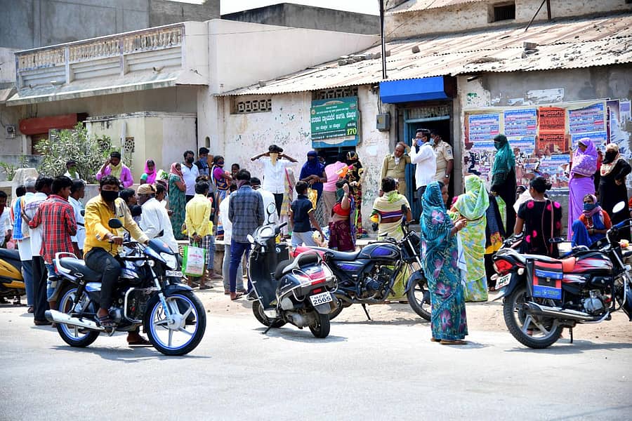 ಕೊಪ್ಪಳದ ಗವಿಮಠ ರಸ್ತೆಯಲ್ಲಿರುವ ನ್ಯಾಯಬೆಲೆ ಅಂಗಡಿಯೊಂದರ ಎದುರು ಪಡಿತರ ಪಡೆಯಲು ನಿಂತಿರುವ ಪಡಿತರ ಚೀಟಿದಾರರು