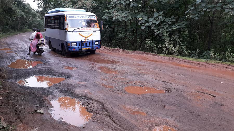 ಮುಂಡಗೋಡ– ತಡಸ ರಾಜ್ಯ ಹೆದ್ದಾರಿಯು ಹೊಂಡಗಳಿಂದ ತುಂಬಿದ್ದು, ವಾಹನಗಳು ಸಂಚರಿಸಲು ಹರಸಾಹಸ ಪಡಬೇಕಿದೆ