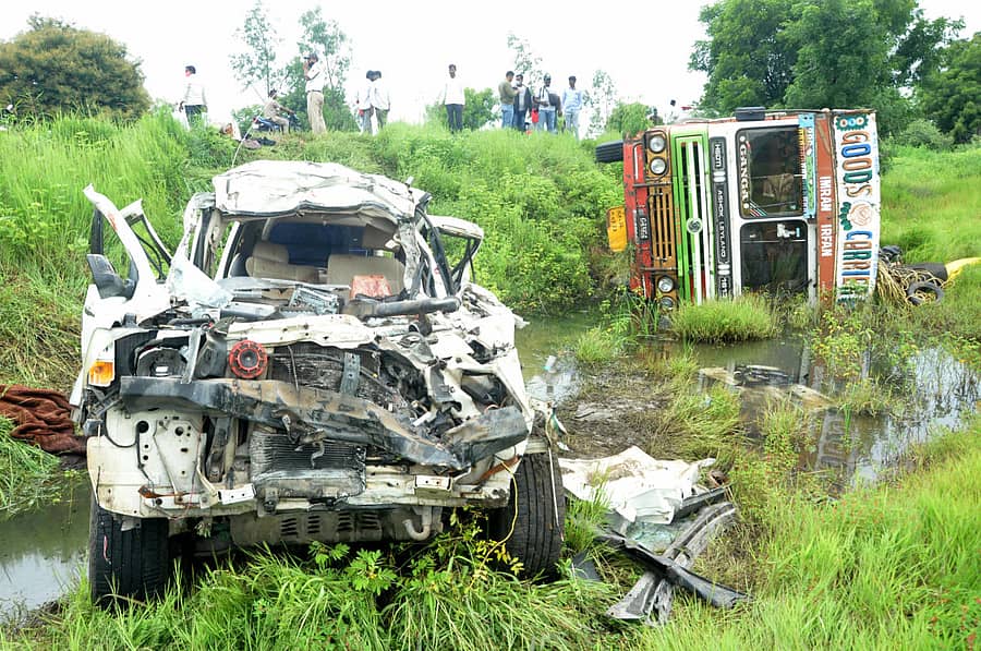 ಕಲಬುರ್ಗಿ ಸಮೀಪದ ‌ಸಾವಳಗಿ ಕ್ರಾಸ್‌ ಬಳಿಯ ರಾಜ್ಯ ಹೆದ್ದಾರಿಯಲ್ಲಿ ಭಾನುವಾರ ನಸುಕಿನಲ್ಲಿ ಸಂಭವಿಸಿದ ಅಪಘಾತದಲ್ಲಿ ‌ಲಾರಿ ಹಾಗೂ ಕಾರ್‌ ಉರುಳಿಬಿದ್ದಿರುವುದು