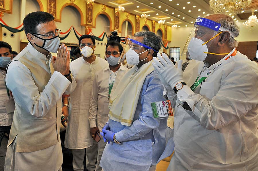 ರಾಜ್ಯ ಕಾಂಗ್ರೆಸ್ ಉಸ್ತುವಾರಿ ರಣದೀಪ್ ಸಿಂಗ್್ ಸುರ್ಜೇವಾಲಾ ಅವರನ್ನು ಸಿದ್ದರಾಮಯ್ಯ, ಮಲ್ಲಿಕಾರ್ಜುನ ಖರ್ಗೆ ಸ್ವಾಗತಿಸಿದರು ಪ್ರಜಾವಾಣಿ ಚಿತ್ರ