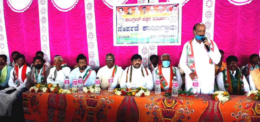 ಮೊಳಕಾಲ್ಮುರು ತಾಲ್ಲೂಕಿನ ರಾಯಾಪುರದಲ್ಲಿ ಶನಿವಾರ ನಡೆದ ಕಾಂಗ್ರೆಸ್ ಪಕ್ಷಕ್ಕೆ ಸೇರ್ಪಡೆ ಕಾರ್ಯಕ್ರಮದಲ್ಲಿ ಮಾಜಿ ಶಾಸಕ ಎಸ್. ತಿಪ್ಪೇಸ್ವಾಮಿ ಮಾತನಾಡಿದರು