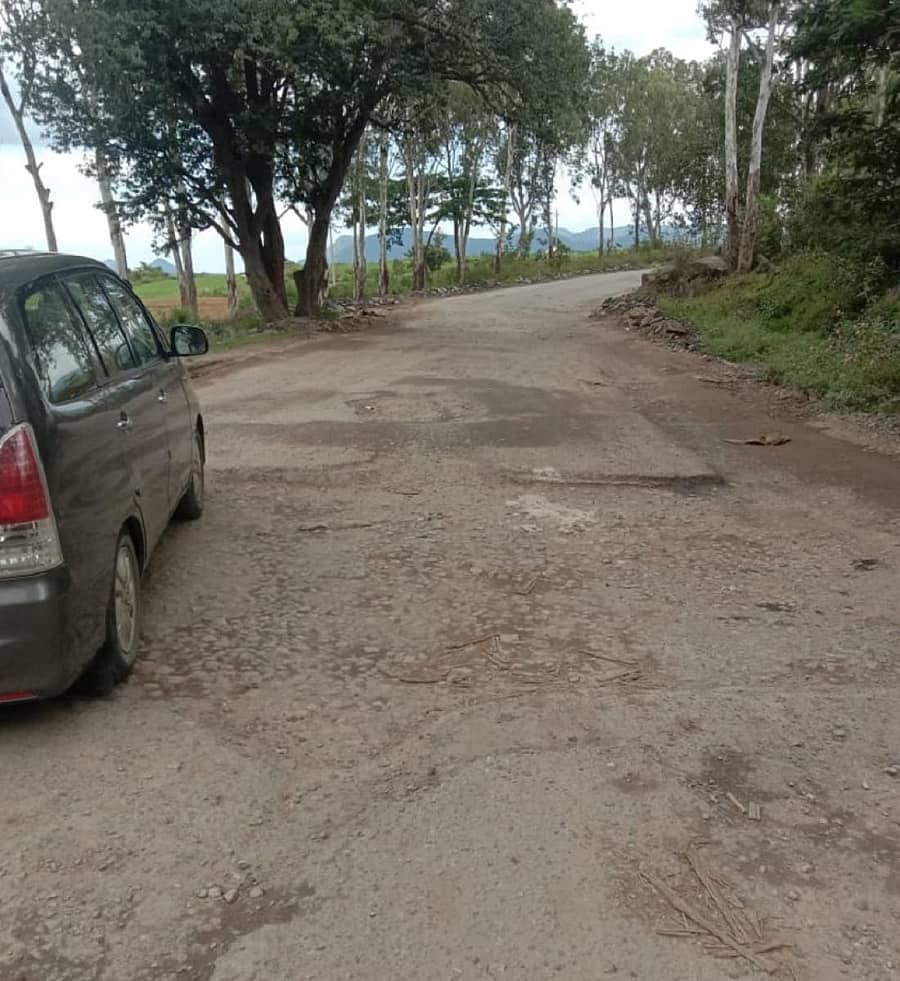 ಪುಣಜನೂರು ರಾಷ್ಟ್ರೀಯ ಹೆದ್ದಾರಿಯಲ್ಲಿ ಡಾಂಬರು ಕಿತ್ತು ಬಂದಿರುವುದು