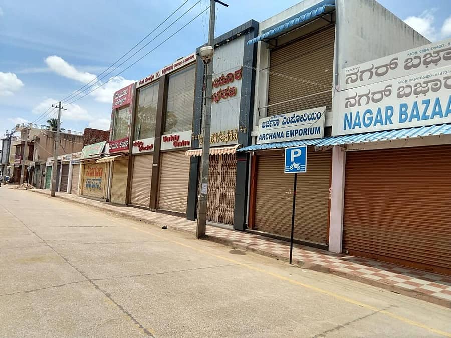 ಚಾಮರಾಜನಗರದ ದೊಡ್ಡಂಗಡಿ ಬೀದಿಯಲ್ಲಿ ಅಂಗಡಿಗಳು ಮುಚ್ಚಿರುವುದು