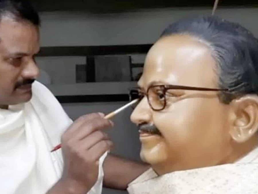 ಎಸ್‌ಪಿಬಿ ಅವರ ಪ್ರತಿಮೆಗೆ ಅಂತಿಮ ಸ್ಪರ್ಶ ನೀಡುತ್ತಿರುವುದು