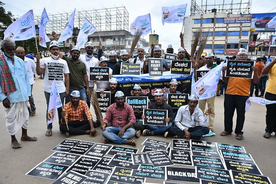 ಆಮ್ ಆದ್ಮಿ ಪಾರ್ಟಿ ಕಾರ್ಯಕರ್ತರು ಚನ್ನಮ್ಮನ ವೃತ್ತದಲ್ಲಿ ಪ್ರತಿಭಟಿಸಿದರು