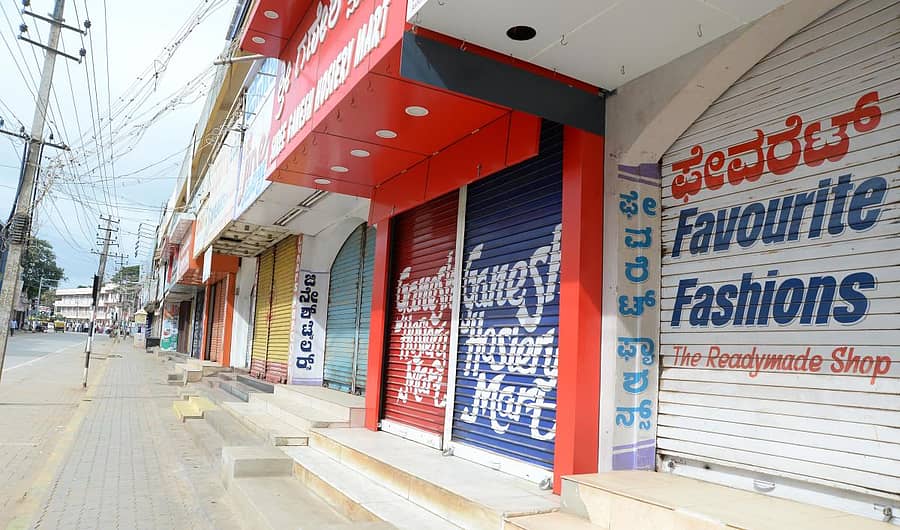 ಕೇಂದ್ರ ಮತ್ತು ರಾಜ್ಯ ಸರ್ಕಾರಗಳ ರೈತರ ಕಾರ್ಮಿಕ ವಿರೋಧಿ ನೀತಿಯನ್ನು ವಿರೋಧಿಸಿ ನಡೆಸಿದ ಕರ್ನಾಟಕ ಬಂದ್ ವೇಳೆ ದಾವಣಗೆರೆಯ ಅಶೋಕ ರಸ್ತೆಯಲ್ಲಿ ಅಂಗಡಿಗಳನ್ನು ಮುಚ್ಚಲಾಗಿತ್ತು –ಪ್ರಜಾವಾಣಿ ಚಿತ್ರ/ ಸತೀಶ ಬಡಿಗೇರ್