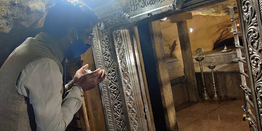 ಚಿಕ್ಕಮಗಳೂರು ತಾಲ್ಲೂಕಿನ ಬಾಬಾಬುಡನ್ ಗಿರಿಯ ಗುಹೆಯೊಳಗೆ ಕ್ಲಿಕ್ಕಿಸಿರುವ ಸಚಿವ ರವಿ ಅವರ ಫೋಟೊ.