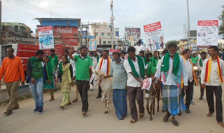 ರಾಜ್ಯ ಬಂದ್ ಕರೆ ಬೆಂಬಲಿಸಿ ರೈತ ಸಂಘ ಮತ್ತು ಹಸಿರು ಸೇನೆ ಸದಸ್ಯರು ಕೋಲಾರದಲ್ಲಿ ಸೋಮವಾರ ಕುದುರೆ ಹಾಗೂ ಕತ್ತೆಗಳ ಮೆರವಣಿಗೆ ನಡೆಸಿದರು.