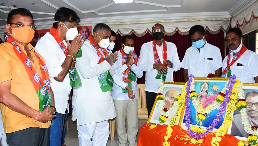 ಚಿತ್ರದುರ್ಗದಲ್ಲಿ ನಡೆದ ಬಿಜೆಪಿ ಒಬಿಸಿ ಮೋರ್ಚಾ ಜಿಲ್ಲಾ ಕಾರ್ಯಕಾರಿಣಿಯಲ್ಲಿ ಶಾಸಕ ಜಿ.ಎಚ್.ತಿಪ್ಪಾರೆಡ್ಡಿ ಅವರು ಭಾರತಾಂಬೆ ಭಾವಚಿತ್ರಕ್ಕೆ ಪುಷ್ಪನಮನ ಸಲ್ಲಿಸಿದರು.