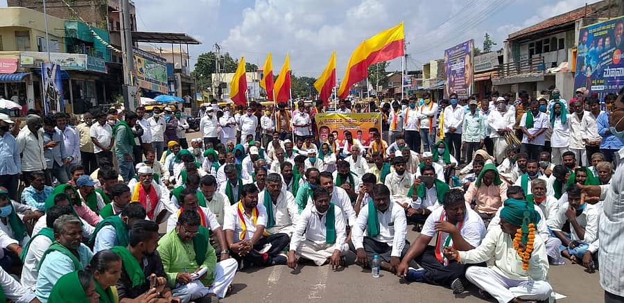 ರಾಯಬಾಗದಲ್ಲಿ ಸರ್ಕಾರಗಳ ರೈತ ವಿರೋಧಿ ನೀಡಿ ಖಂಡಿಸಿ ವಿವಿಧ ಸಂಘಟನೆಗಳ ಕಾರ್ಯಕರ್ತರು ಪ್ರತಿಭಟನೆ ನಡೆಸಿದರು