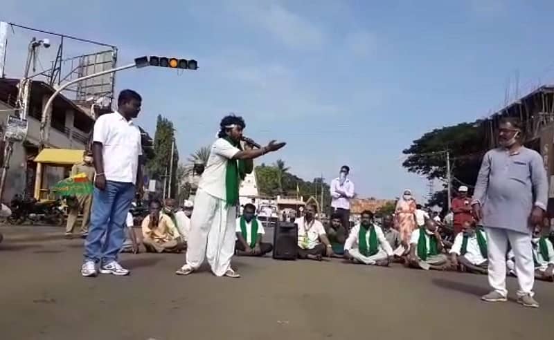 ರೈತನ ಸಂಕಷ್ಟದ ಅಣುಕು ಪ್ರದಶ೯ನ ನೀಡಿ ಗಮನ ಸೆಳೆದ ಕಲಾವಿದ ಆರ್.ಡಿ. ಬಾಬು