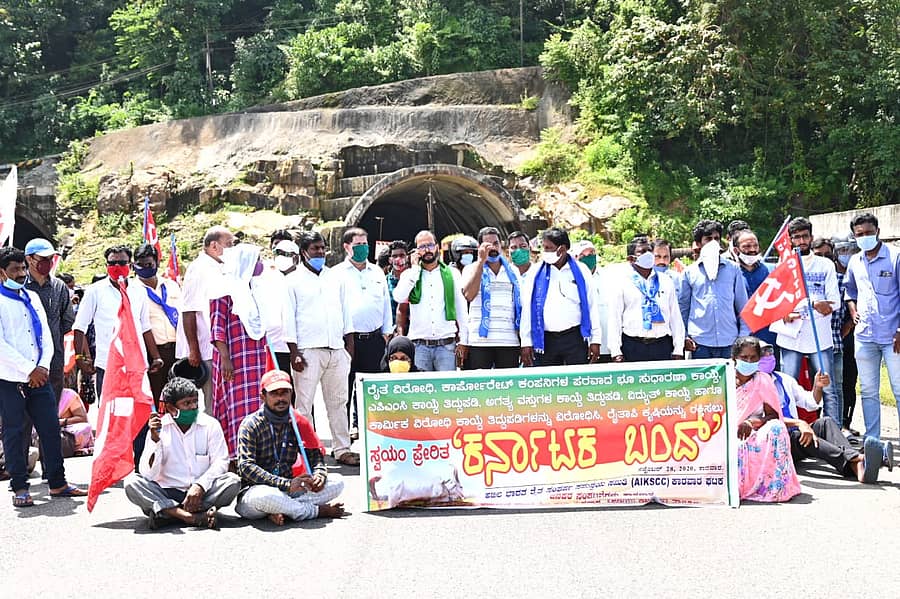 ವಿವಿಧ ಸಂಘಟನೆಗಳ ನೇತೃತ್ವದಲ್ಲಿ ಕಾರವಾರದಲ್ಲಿ ಪ್ರತಿಭಟನಾ ಮೆರವಣಿಗೆ ಹಮ್ಮಿಕೊಳ್ಳಲಾಯಿತು.