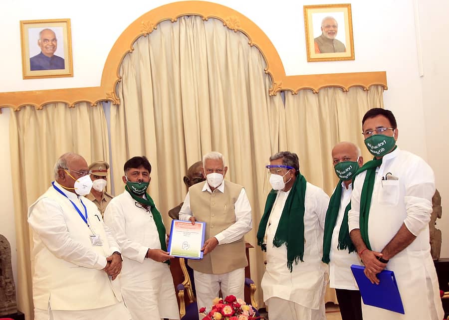 ರಾಜ್ಯಪಾಲರಿಗೆ ಮನವಿ ಪತ್ರ ನೀಡುತ್ತಿರುವ ಕಾಂಗ್ರೆಸ್‌ ನಿಯೋಗ 