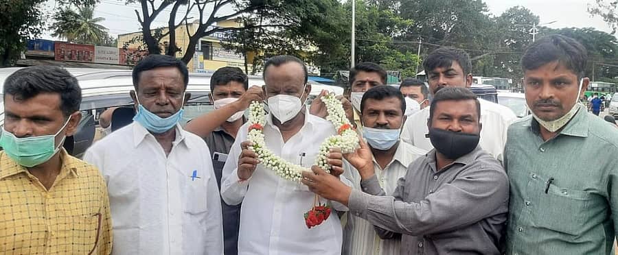 ಎಂ.ಟಿ.ಬಿ ನಾಗರಾಜ್ರನ್ನು ಕಾರ್ಯಕರ್ತರು ಅಭಿನಂದಿಸಿದರು.