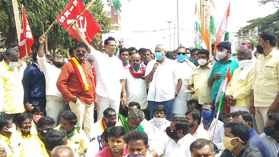 ಮಾಲೂರು ಪಟ್ಟಣದ ಮಾರಿಕಾಂಬ ವೃತ್ತದಲ್ಲಿ ಸೋಮವಾರ ರೈತ ವಿರೋಧಿ ಕಾಯ್ದೆಗಳನ್ನು ಹಿಂಪಡೆಯುವಂತೆ ಒತ್ತಾಯಿಸಿ ವಿವಿಧ ಸಂಘಟನೆಗಳ ಒಕ್ಕೂಟ ಸರ್ಕಾರದ ವಿರುದ್ಧ ಹಮ್ಮಿಕೊಂಡಿದ್ದ ಪ್ರತಿಭಟನೆಯಲ್ಲಿ ಪ್ರತಿಭಟನಾಕಾರರನ್ನು ಉದ್ದೇಶಿಸಿ ಶಾಸಕ ಕೆ.ವೈ.ನಂಜೇಗೌಡ ಮಾತನಾಡಿದರು