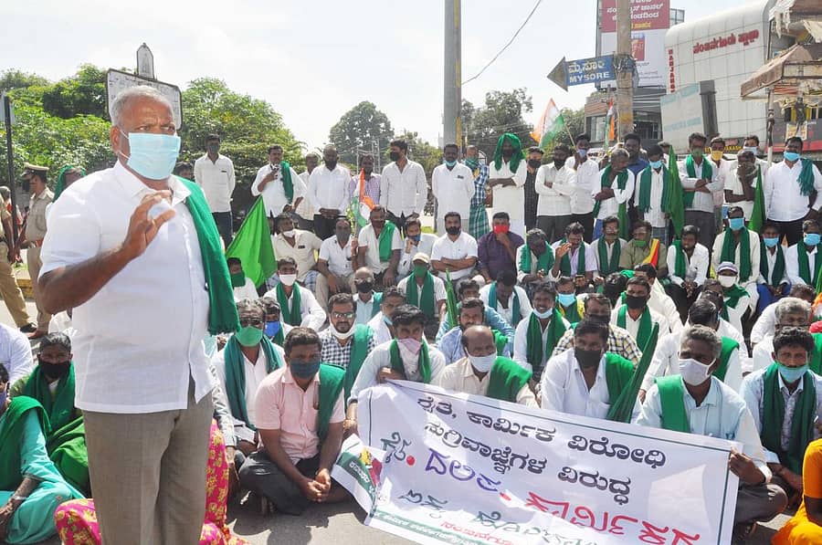 ನಂಜನಗೂಡಿನ ಹುಲ್ಲಹಳ್ಳಿ ವೃತ್ತದಲ್ಲಿ ರೈತ, ಕಾರ್ಮಿಕ ಮತ್ತು ದಲಿತ ಸಂಘಟನೆಗಳು ಸೋಮವಾರ ನಡೆಸಿದ ಪ್ರತಿಭಟನೆಯಲ್ಲಿ ರೈತ ಸಂಘದ ಅಧ್ಯಕ್ಷ ಶಿರಮಳ್ಳಿ ಸಿದ್ದಪ್ಪ ಮಾತನಾಡಿದರು