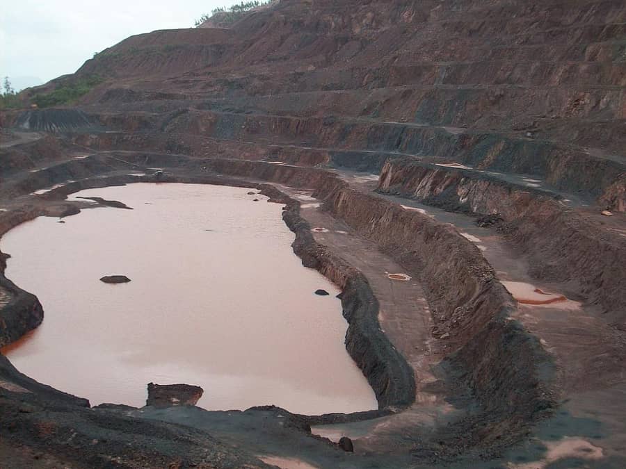 ಗಣಿಗಾರಿಕೆಗೆ ಕೊರೆದಿರುವ ಸಂಡೂರಿನ ಗುಡ್ಡ