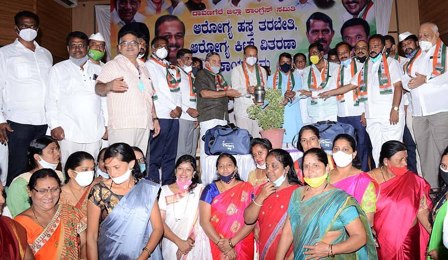 ದಾವಣಗೆರೆ ಜಿಲ್ಲಾ ಕಾಂಗ್ರೆಸ್ ಸಮಿತಿಯಿಂದ ‘ಆರೋಗ್ಯ ಹಸ್ತ’ ತರಬೇತಿ ಹಾಗೂ ಆರೋಗ್ಯ ಕಿಟ್ ವಿತರಣಾ ಕಾರ್ಯಕ್ರಮವನ್ನು ಮಾಜಿ ಸಂಸದ ಆರ್.ಧ್ರುವನಾರಾಯಣ ಉದ್ಘಾಟಿಸಿದರು.