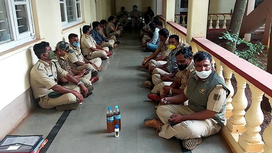 ಬೇರೆ ವೃತ್ತಗಳಂತೆ ತಮಗೂ ಮುಂಬಡ್ತಿ ನೀಡಬೇಕು ಎಂದು ಆಗ್ರಹಿಸಿ ಕಿರಿಯ ಅರಣ್ಯ ರಕ್ಷಕರು ಬೆಳಗಾವಿಯ ಅರಣ್ಯ ಇಲಾಖೆ ಕಚೇರಿ ಕಾರಿಡಾರ್ನಲ್ಲಿ ಪೆಟ್ರೋಲ್ ಮತ್ತು ವಿಷದ ಬಾಟಲಿ ಇಟ್ಟುಕೊಂಡು ಮಂಗಳವಾರ ಧರಣಿ ನಡೆಸಿದರು