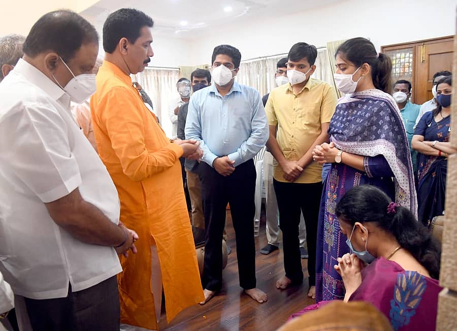 ಬಿಜೆಪಿ ರಾಜ್ಯ ಘಟಕದ ಅಧ್ಯಕ್ಷ ನಳಿನ್ ಕುಮಾರ್ ಕಟೀಲ್ ಅವರು ಬೆಳಗಾವಿಯ ವಿಶ್ವೇಶ್ವರಯ್ಯ ನಗರದಲ್ಲಿರುವ ಸುರೇಶ್ ಅಂಗಡಿ ಅವರ ಮನೆಗೆ ಭೇಟಿ ನೀಡಿ ಕುಟುಂಬದವರಿಗೆ ಸಾಂತ್ವನ ಹೇಳಿದರು.