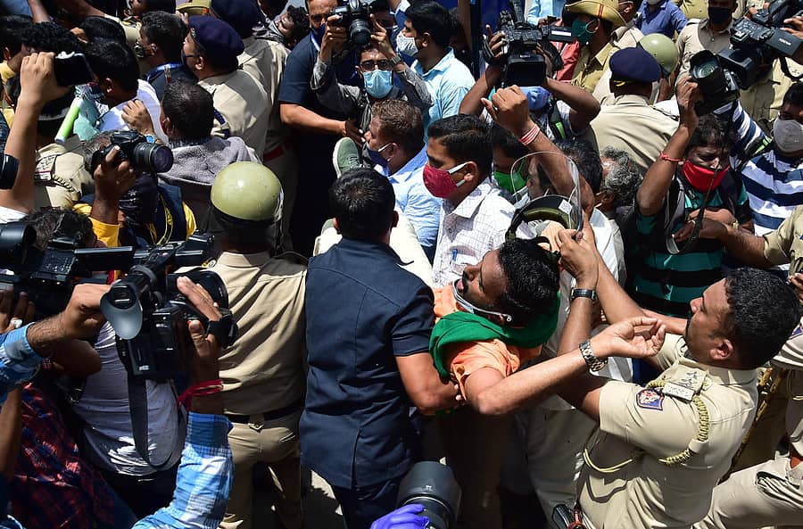 ಭೂ ಸುಧಾರಣೆ, ಎಪಿಎಂಸಿ ಸೇರಿದಂತೆ ಹಲವು ಕಾಯ್ದೆಗಳಿಗೆ ಸುಗ್ರೀವಾಜ್ಞೆ ಮೂಲಕ ಕೇಂದ್ರ ಮತ್ತು ರಾಜ್ಯ ಸರ್ಕಾರ ತಂದಿರುವ ತಿದ್ದುಪಡಿಗಳನ್ನ ವಾಪಸ್‌ ಪಡೆಯಬೇಕೆಂದು ಒತ್ತಾಯಿಸಿ ಬೆಂಗಳೂರಿನ ಮೈಸೂರು ಬ್ಯಾಂಕ್ ವೃತ್ತದಲ್ಲಿ ರೈತ, ದಲಿತ, ಕಾರ್ಮಿಕರ ಐಕ್ಯ ಹೋರಾಟ ಸಮಿತಿ ನೇತೃತ್ವದಲ್ಲಿ 30ಕ್ಕೂ ಹೆಚ್ಚು ಸಂಘಟನೆಗಳ ಸದಸ್ಯರು ಸೆ.28ರಂದು ಪ್ರತಿಭಟನೆ ನಡೆಸಿದ ವೇಳೆ ಪೊಲೀಸರು ರೈತರನ್ನು ವಶಕ್ಕೆ ಪಡೆದರು -ಪ್ರಜಾವಾಣಿ ಚಿತ್ರ