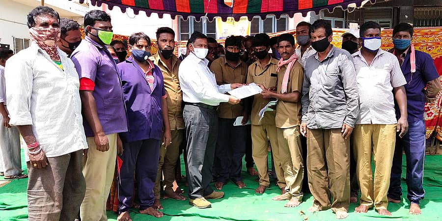 ಕೆ.ಆರ್.ನಗರ ಪುರಸಭೆ ಹೊರಗುತ್ತಿಗೆ ನೌಕರರು ಪೌರ ಕಾರ್ಮಿಕರ ಮಾದರಿಯಲ್ಲಿ ನೇರ ವೇತನ ಜಾರಿಗೊಳಿಸುವಂತೆ ಒತ್ತಾಯಿಸಿ ಮಂಗಳವಾರ ಪುರಸಭೆ ಮುಖ್ಯಾಧಿಕಾರಿ ಕೆ.ಶಿವಣ್ಣ ಅವರ ಮೂಲಕ ಸರ್ಕಾರಕ್ಕೆ ಮನವಿ ಸಲ್ಲಿಸಿದರು