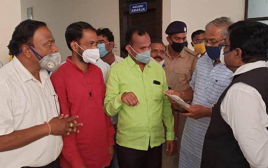 ಬೀದರ್ನಲ್ಲಿ ಮಂಗಳವಾರ ಪ್ರಾಥಮಿಕ ಮತ್ತು ಪ್ರೌಢ ಶಿಕ್ಷಣ ಸಚಿವ ಸುರೇಶ್ಕುಮಾರ್ ಅವರಿಗೆ ಸಂಘದ ಜಿಲ್ಲಾ ಘಟಕದ ಪದಾಧಿಕಾರಿಗಳು ಮನವಿಪತ್ರ ಸಲ್ಲಿಸಿದರು