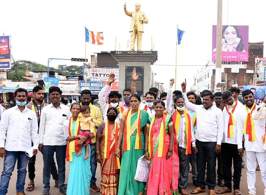 ಬಸವೇಶ್ವರ ಎಂಟರ್ಪ್ರೈಸೆಸ್ ವಸತಿ ನಿಲಯಗಳಿಗೆ ಆಹಾರ ಸಾಮಗ್ರಿ ಪೂರೈಸುವಲ್ಲಿ ಅಕ್ರಮ ಎಸಗಿದೆ ಎಂದು ಆರೋಪಿಸಿ ವಿವಿಧ ಸಂಘಟನೆಗಳ ಕಾರ್ಯಕರ್ತರು ಬೀದರ್ನ ಅಂಬೇಡ್ಕರ್ ವೃತ್ತದಲ್ಲಿ ಬುಧವಾರ ಪ್ರತಿಭಟನೆ ನಡೆಸಿದರು