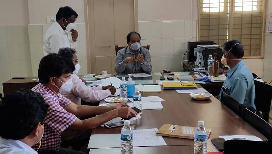ಜಿಲ್ಲಾಧಿಕಾರಿ ಎಂ.ಆರ್.ರವಿ ಅವರು ಆರೋಗ್ಯ ಇಲಾಖೆ ಅಧಿಕಾರಿಗಳು ಹಾಗೂ ವೈದ್ಯರೊಂದಿಗೆ ಸಭೆ ನಡೆಸಿದರು